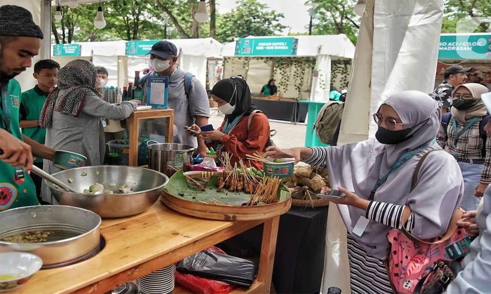 Momen di festival makanan, menampilkan produk makanan yang diperkenalkan dan pengunjung yang mencoba sampling