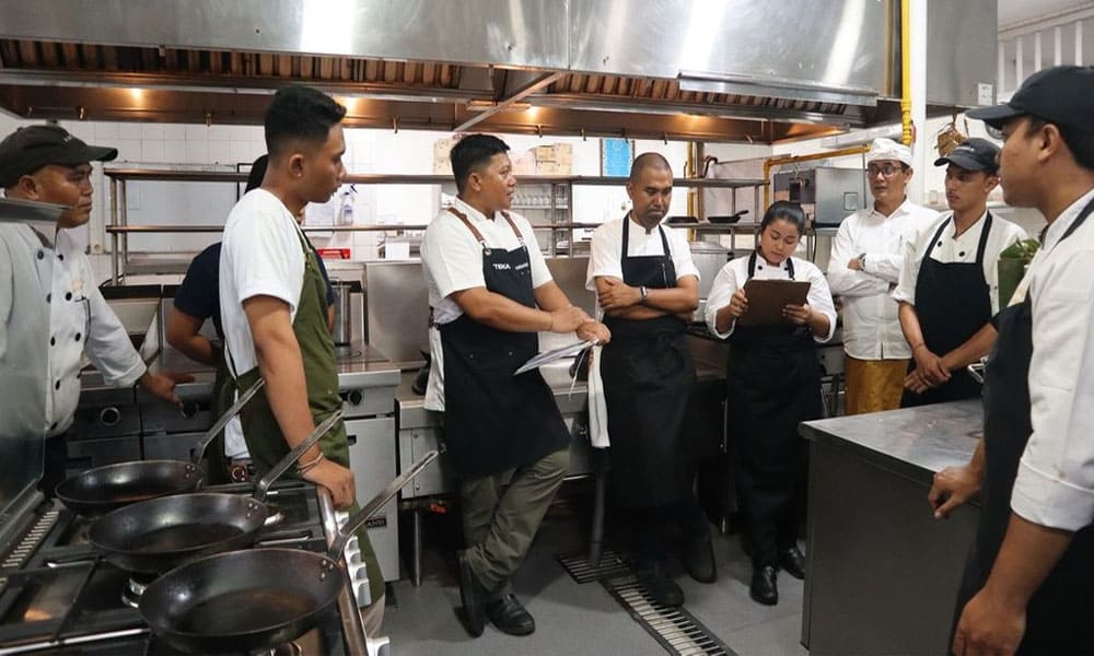 Tim yang solid dalam usaha makanan, membangun kerja sama dan komunikasi yang efektif