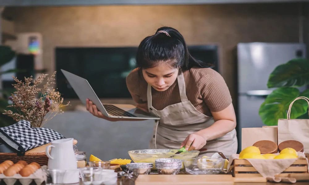 Gambar yang menunjukkan proses mengembangkan resep makanan unik, termasuk bahan, penyajian, dan eksperimen kuliner