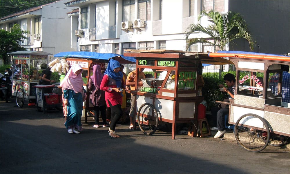 Ilustrasi berbagai jenis jajanan yang bisa dijual di setiap sudut kota, menggambarkan potensi bisnis makanan jajanan