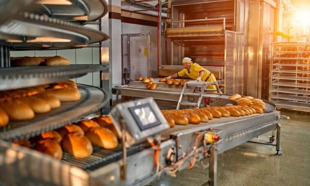 Gambar yang menggambarkan berbagai teknologi dalam bisnis makanan, seperti sistem manajemen restoran dan otomatisasi dapur